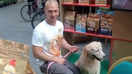 Bima Aryo berikan makanan terbaik untuk anjing kesayangan. (Istimewa)