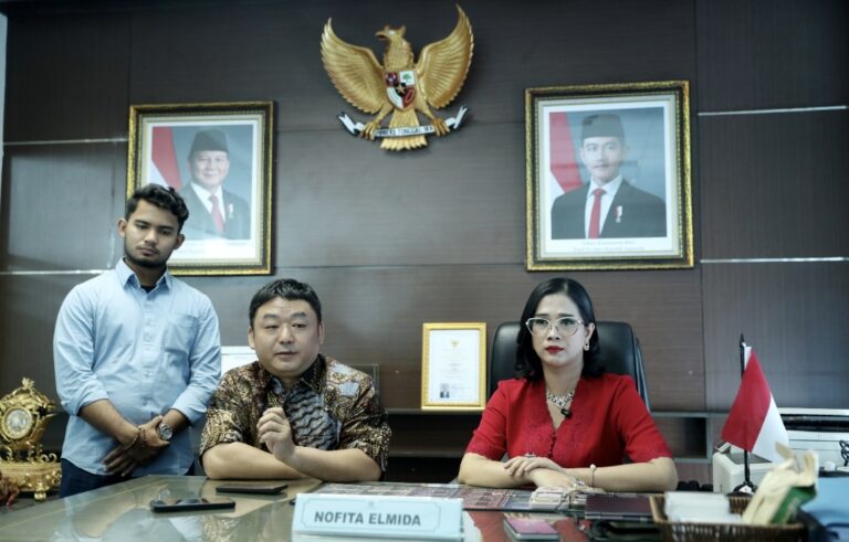 Duta Topkey Energi Uji Drone Pembersih Insulator PLN, Petugas Tak Perlu Panjat Menara